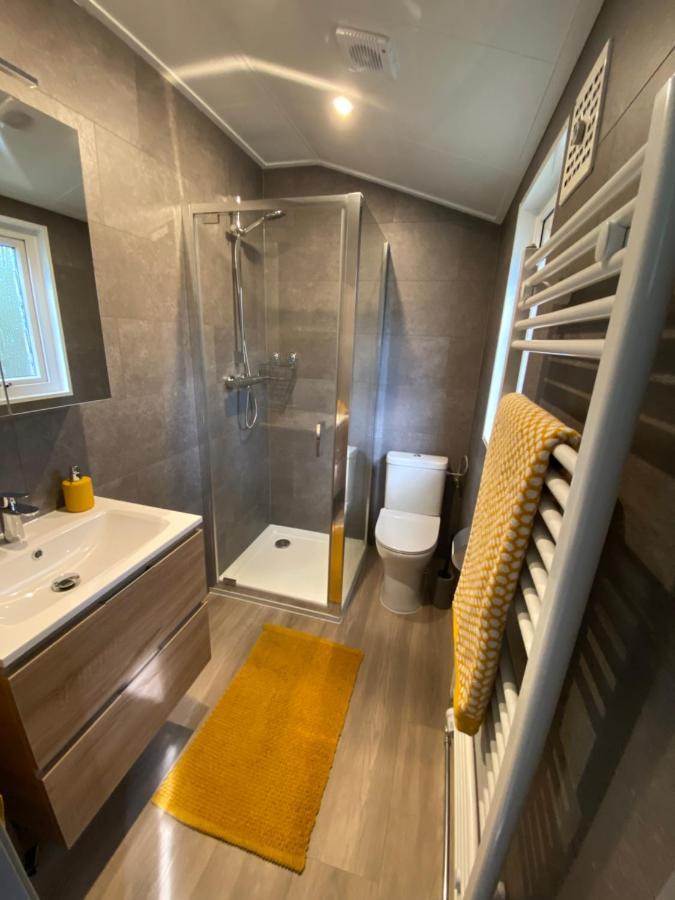 Ruim En Modern Chalet In De Veluwse Bossen プッテン エクステリア 写真